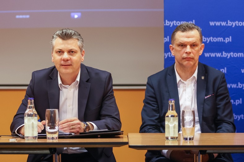 Prezydent Bytomia Mariusz Wołosz (L) oraz wiceprezydent tego miasta Adam Fras (P)