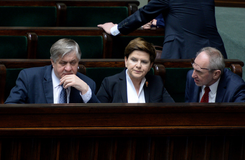 Od lewej: minister rolnictwa Krzysztof Jurgiel, premier Beata Szydło, sekretarz stanu w MRiRW Zbigniew Babalski, podczas posiedzenia Sejmu, PAP/Jacek Turczyk