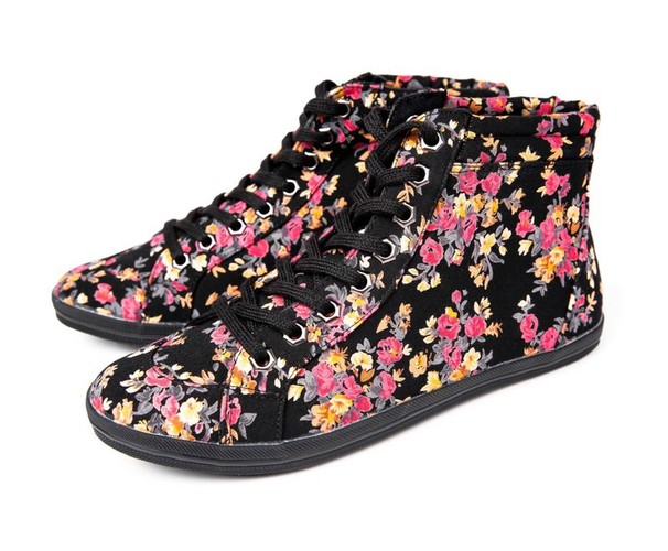 Kwiatowe obuwie na sezon wiosna-lato 2011 z kolekcji Reserved