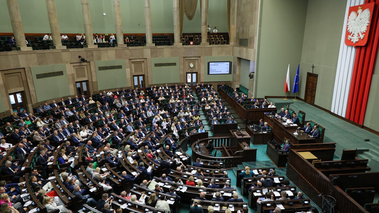 Nowy sondaż partyjny. Tylko cztery partie w Sejmie. Zacięta walka o pozycję lidera