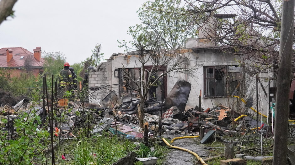 Akcja służb ratowniczych w miejscu ataku rakietowego wojsk rosyjskich na dzielnicę mieszkalną w Odessie, 20 kwietnia 2024 r.