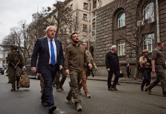 Zełenski i Johnson zrobili sobie spacer po Kijowie. "Bo, do cholery, mogli to zrobić"