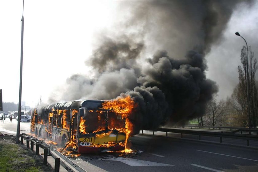 Palą mu się autobusy, a dostaje nagrody