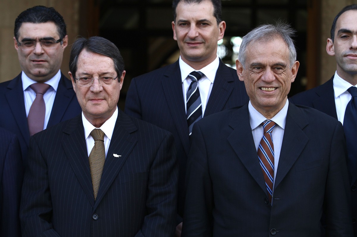 Nikos  Anastasiadis (L) i minister finansów Michalis Sarris (P)