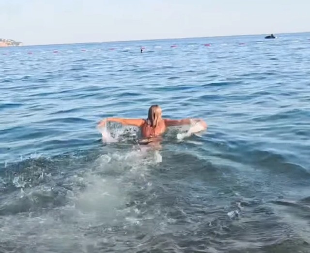 Jovana Jeremić pliva kraul u moru 