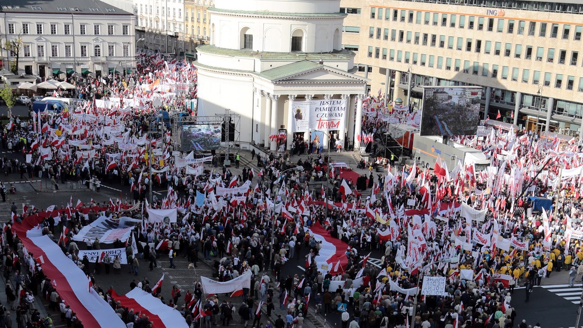 Niemieckie dzienniki skomentowały marsz "Obudź się, Polsko!". "Czy było to 40 tysięcy, jak utrzymują organizatorzy, czy wręcz sto tysięcy uczestników - demonstracja, jaką zorganizowała polska narodowokatolicka opozycja, zrobiła wrażenie" -pisze Suddeutsche Zeitung o sobotnim marszu.