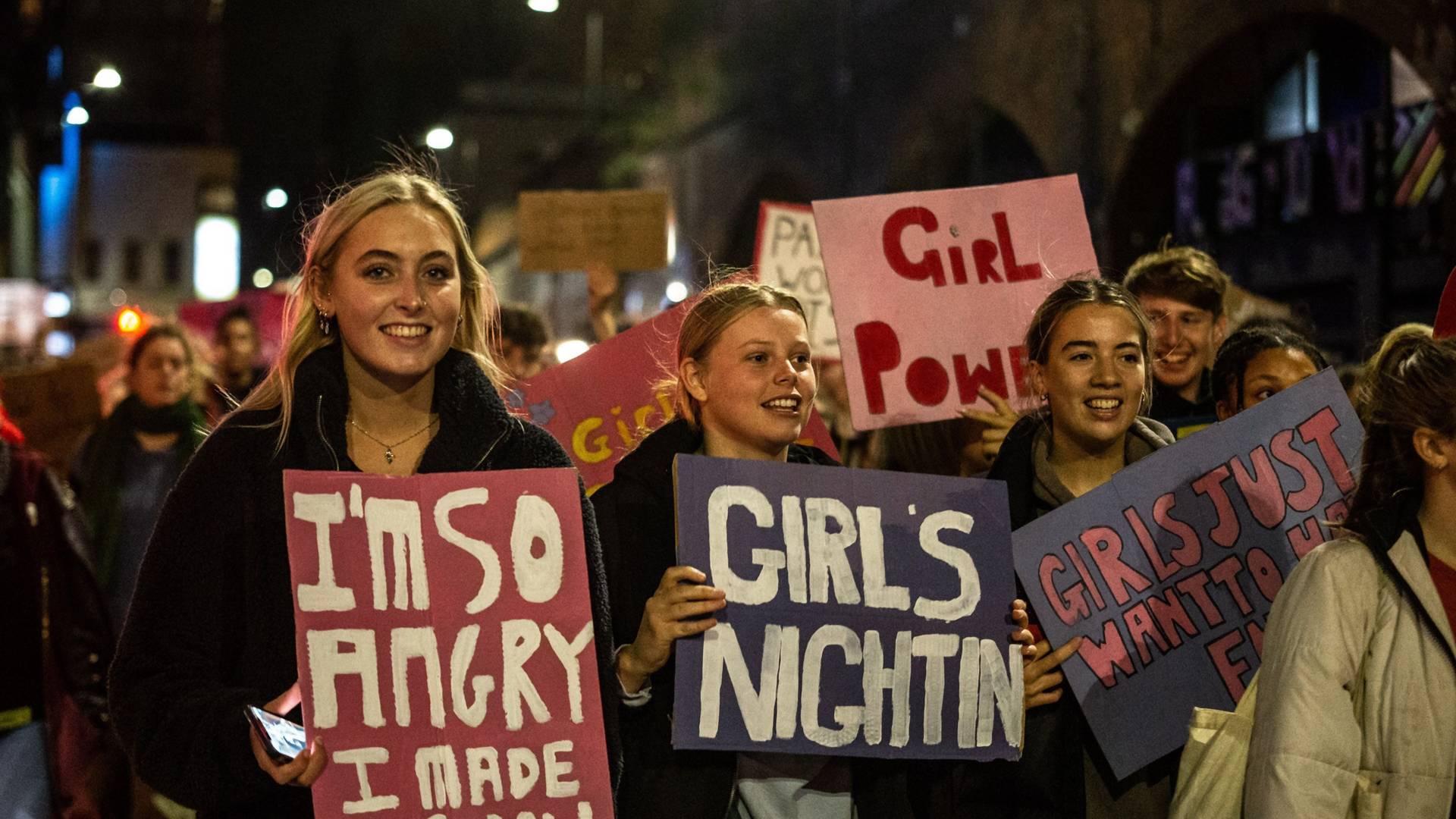 Masovni protesti devojaka u Engleskoj koje bojkotuju klubove i barove zbog sve češćih napada drogom za silovanje