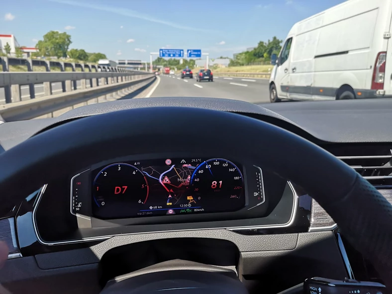 Na autostradzie opcje utrzymywania odpowiedniej prędkości i odstępu, a także korygowanie toru jazdy działą nieźle, to odpowiedź na potrzeby starszych lub choćby zmęczonych kierowców