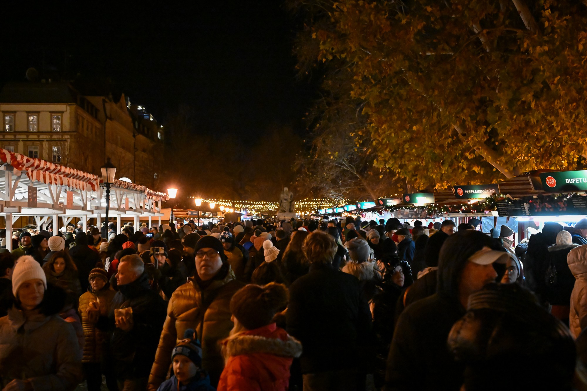 Staromestské vianočné trhy na Hviezdoslavovom námestí v Bratislave. 