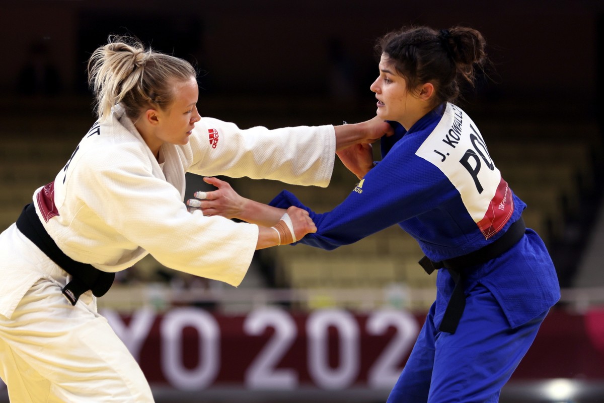 Julia Kowalczyk (w niebieskim stroju}