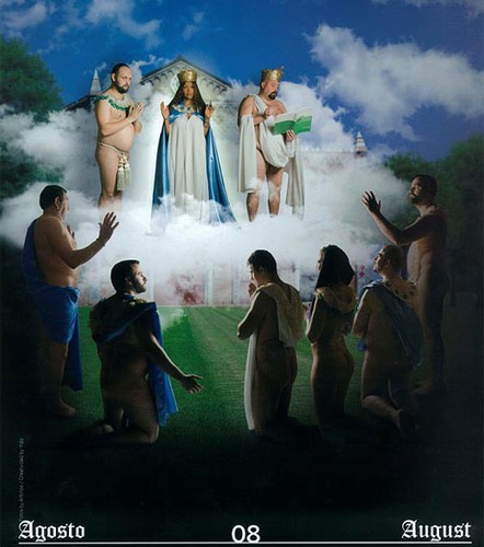 Hiszpańska organizacja gejów, lesbijek i osób transsesksualnych wydała kalendarz, do którego zapozowali członkowie organizacji. Cały dochód ze sprzedaży kalendarza ma być przeznaczony na działalność statutową stowarzyszenia