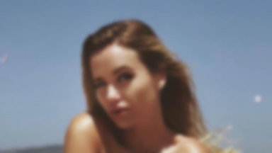 Modelka topless na plaży