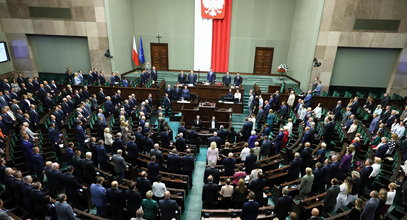 Sala plenarna świeci pustką. 25 posłów opuszcza Sejm