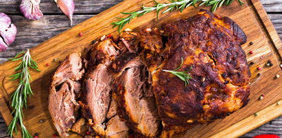 Jak dobrze upiec mięso, aby było miękkie i soczyste? Sprawdź sekret kucharzy!