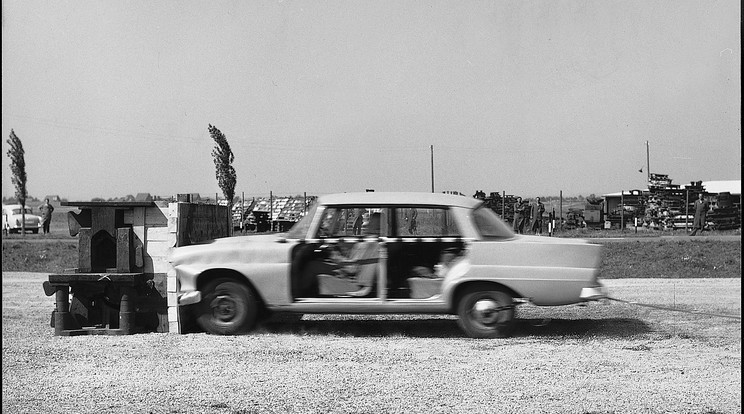 Mercedes törésteszt a hőskorból. Kezdetben gőzrakétákat is használtak az ütközésre kiválasztott próbakocsi felgyorsításához