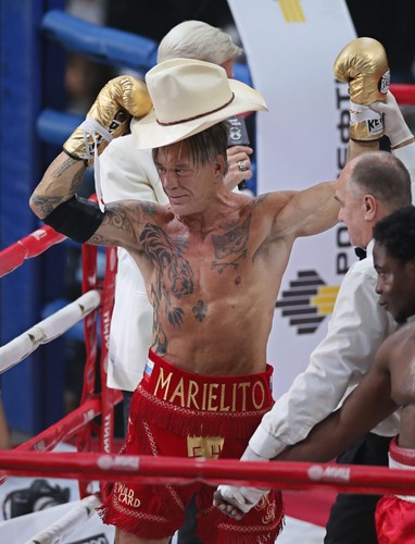 Mickey Rourke znokautował rywala. Elliot Seymour przegrał z 62-latkiem już II rundzie