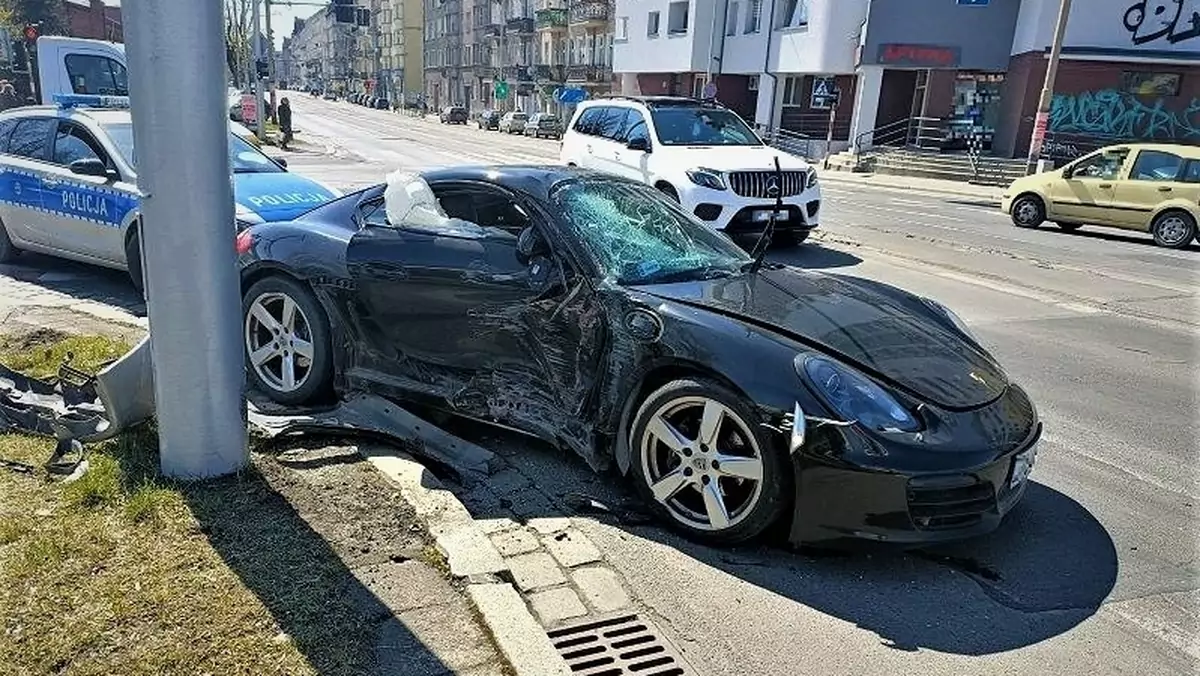 Porsche Cayman rozbite we Wrocławiu