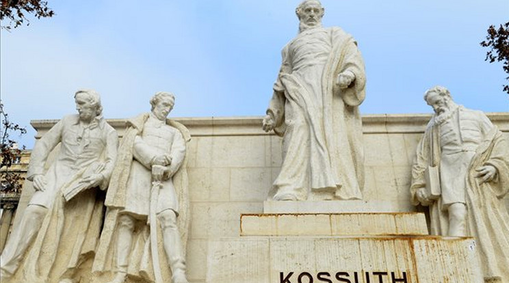Az Országház előtti Kossuth szoborcsoport szennyes folyadékkal leöntött része /Fotó:MTI-Soós Lajos