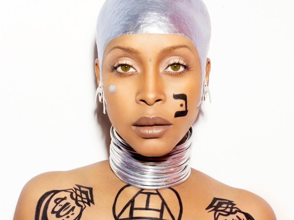 Erykah Badu śpiewa dla Damona Albarna, Flea i Tony'ego Allena