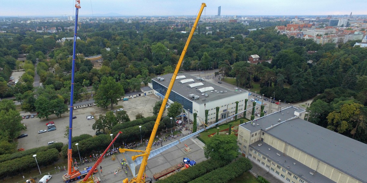 Operacja kładzenia Iglicy przed Halą Stulecia