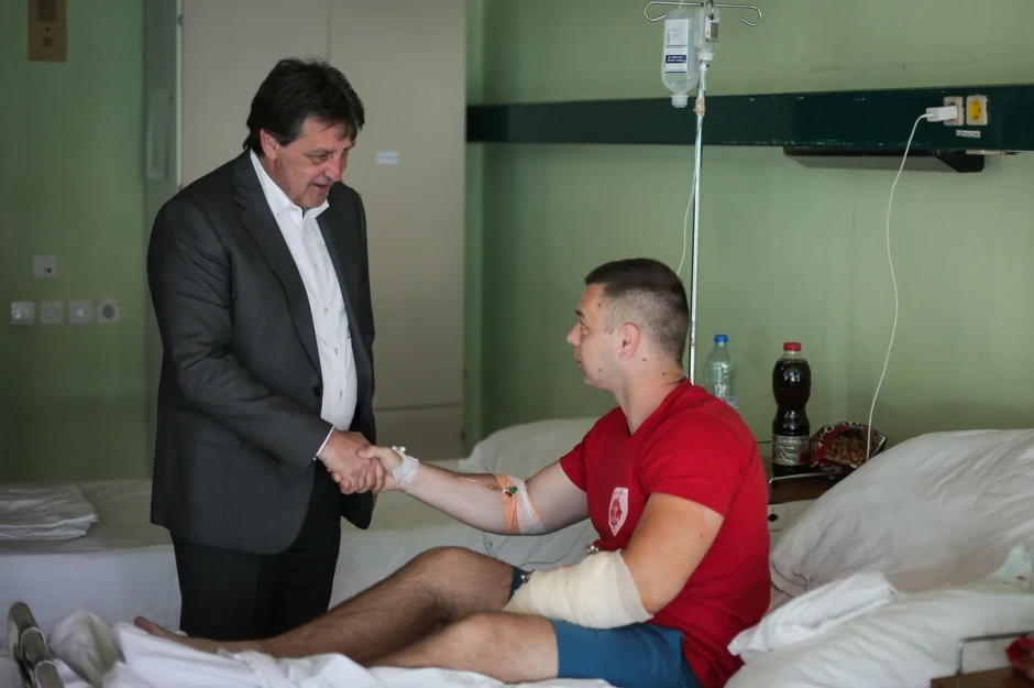 ministar u poseti ranjenom policajcu