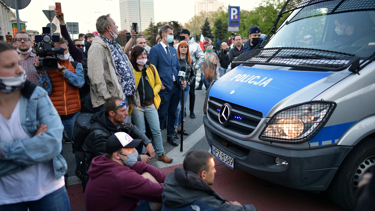 Protest przedsiębiorców. Policja poszukuje sprawcy uszkodzenia radiowozu