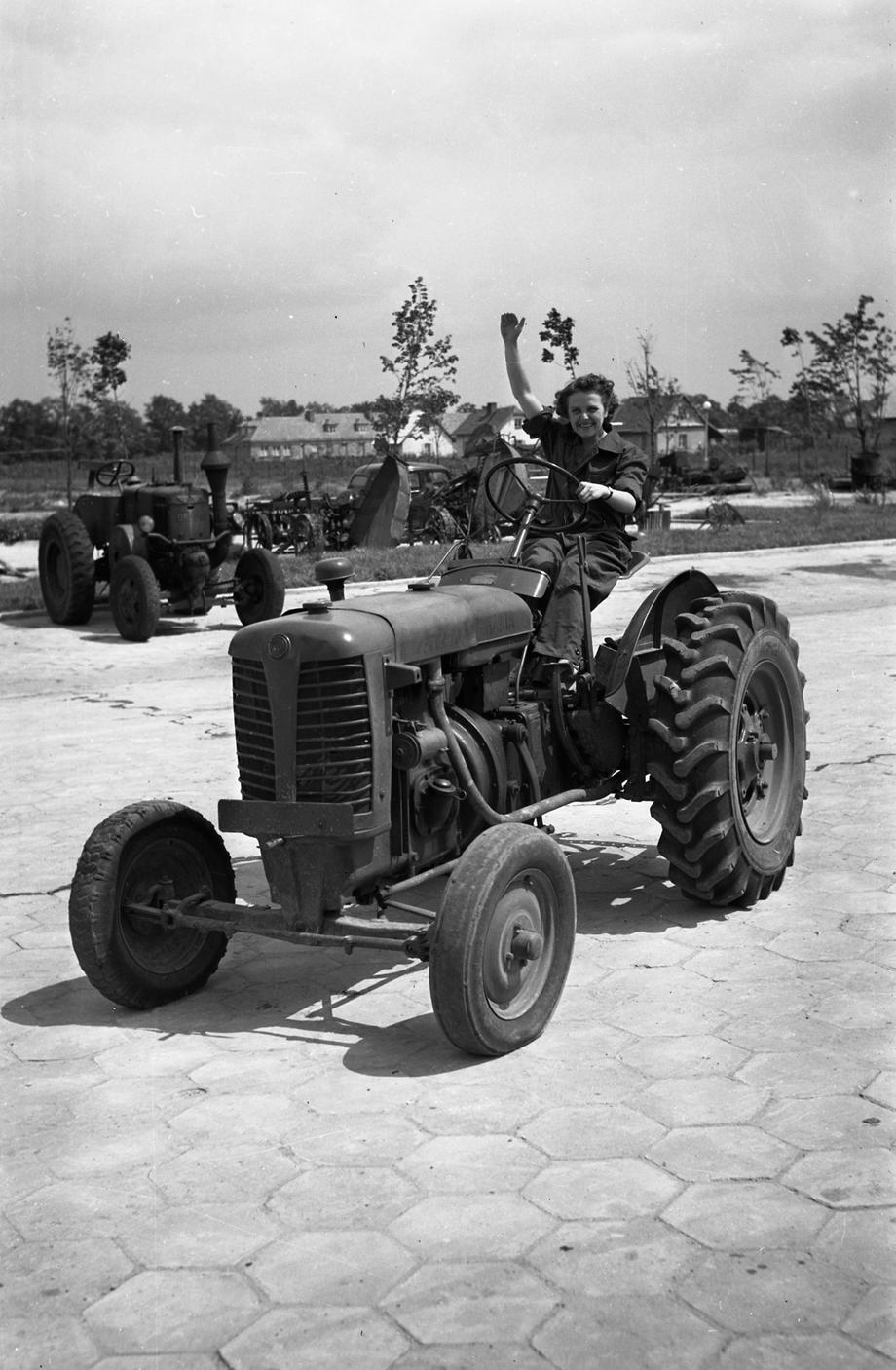 Akcja propagandowa „Kobiety na traktory”, 1955 r.