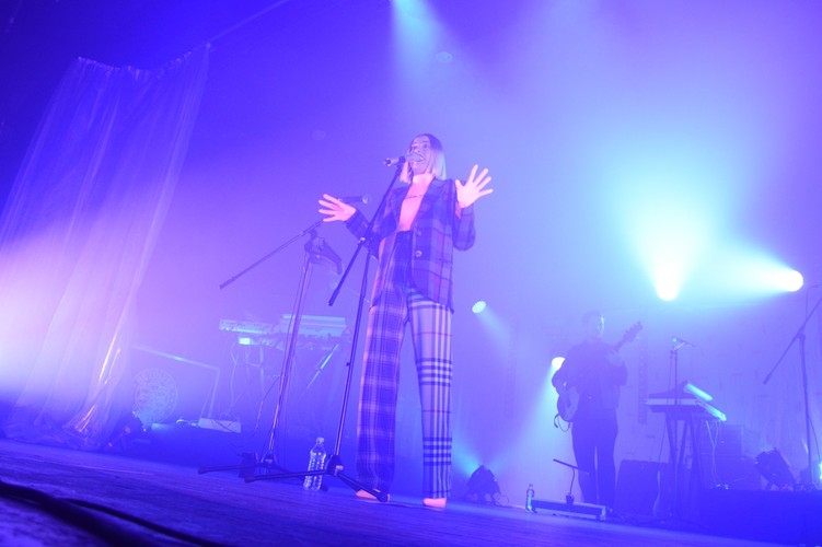 Natalia Nykiel podczas koncertu w klubie Stodoła. Warszaw, 28 listopada 2019