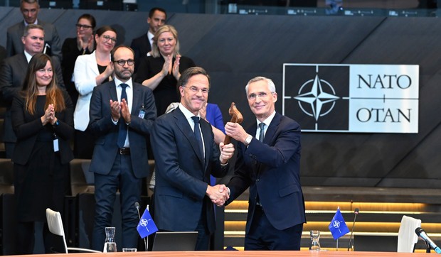 Mark Rute i Jens Stoltenberg na ceremoniji u sedištu NATO u Briselu
