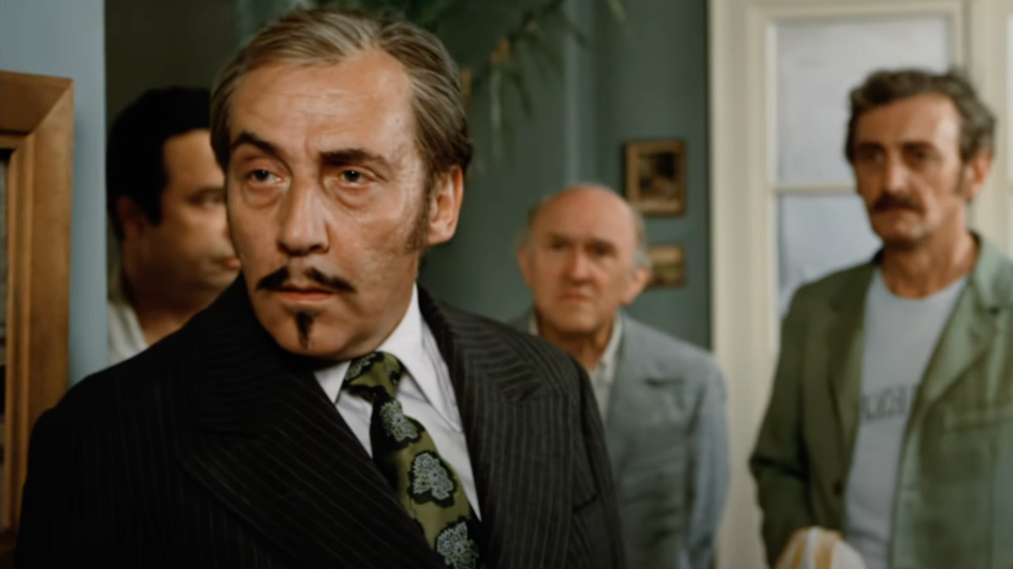 Miloš Kopecký vo filme Ako utopiť dr. Mráčka.