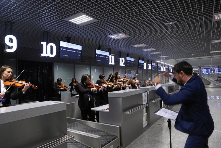 Po rozbudowie terminal krakowskiego lotniska jest cztery razy większy niż przed rozbudową i liczy 55 tys m. kw. powierzchni. Posiada trzy wieże przyrękawowe, trzy rękawy, z możliwością zainstalowania dodatkowych dwóch. Dzięki rozbudowie przepustowość portu wzrośnie do 8 mln pasażerów rocznie z wcześniejszych 3,5 mln.