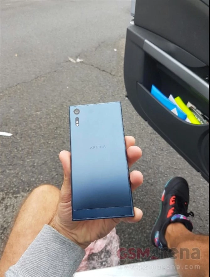 Sony Xperia F8331 z tyłu