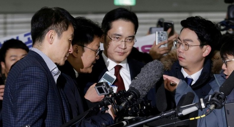 South Korean prosecutors have asked a Seoul court to issue an arrest warrant for Lee Jae-Yong, the son of the Samsung group chairman Lee Kun-Hee (C)