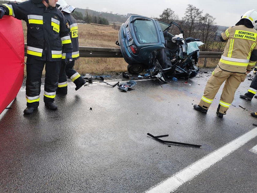 Tragiczny wypadek na krajowej "7". Jedna osoba nie żyje, trzy są ranne