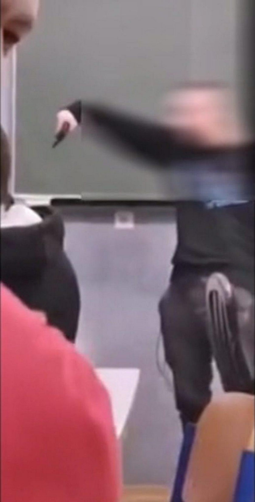 Szokujące sceny w szkole. Uczeń przystawił nauczycielowi broń do głowy