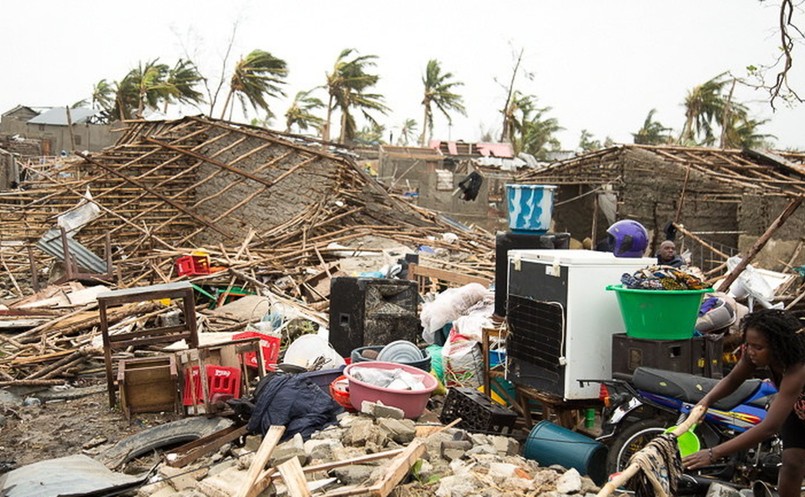 Dzień wcześniej władze Mozambiku, jednego z najbiedniejszych krajów świata, potwierdziły śmierć 84 osób. Prezydent Nyusi obawia się, że żywioł mógł zabić ponad tysiąc osób. Przelatując helikopterem widział wiele ciał na zalanych terenach i dziesiątki wiosek pod wodą, która wylała z dwóch rzek, Pungwe i Buzi.