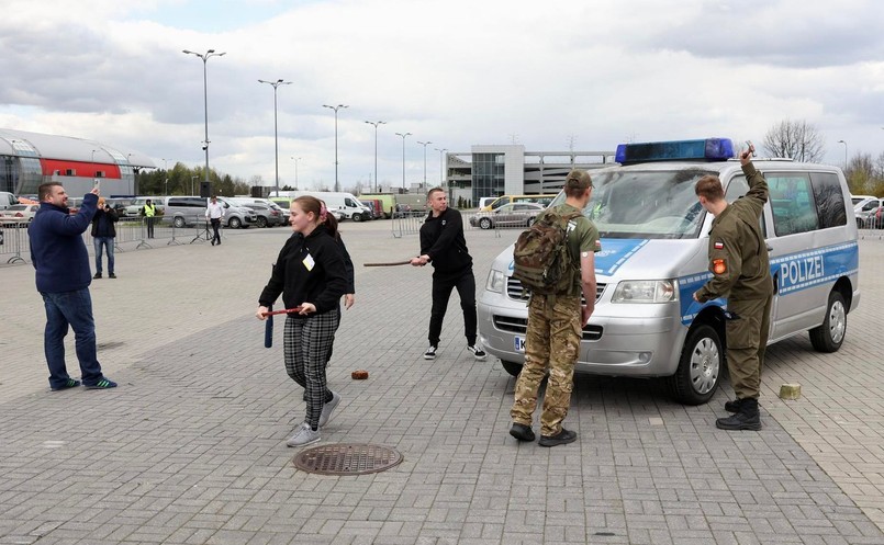 Policja wymieni szyby na pancerne, radiowozy wytrzymają ostrzał