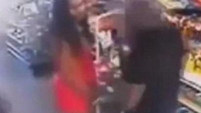 Elképesztő videó! Így zaklatta szexuálisan a két bomba nő a férfit a boltban