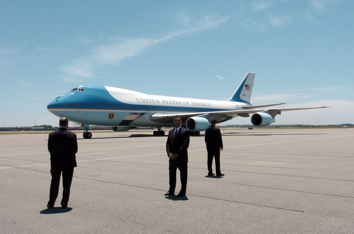 Samolot Air Force One to model Boeing VC-25A, specjalna przeróbka jumbo-jeta. Prezydent USA ma do dyspozycji dwie takie maszyny. Na zdjęciu na lotnisku w Huntsville w Alabamie.
