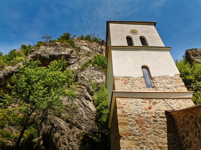 Kako svedoči igumanija Malenija, voda u manastiru Gornjak pojavljivala se na Đurđevdan još od1968. godine