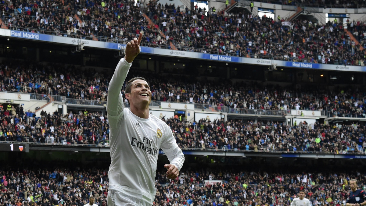 Cristiano Ronaldo z Realu Madryt po raz czwarty w karierze dostał Złotą Piłkę. Robert Lewandowski zajął w plebiscycie dopiero 16. miejsce.