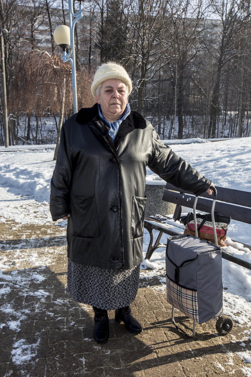Janina Smętek skarży się, że przez bezdomnych musi czekać na autobus na mrozie