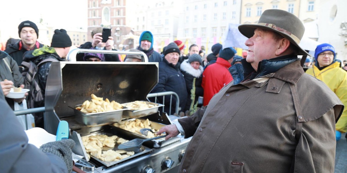 Wigilię po raz 27.organizuje krakowski restaurator Jan Kościuszko. - Zapraszamy każdego, nikt nie odejdzie stąd głodny! - zapewnia.