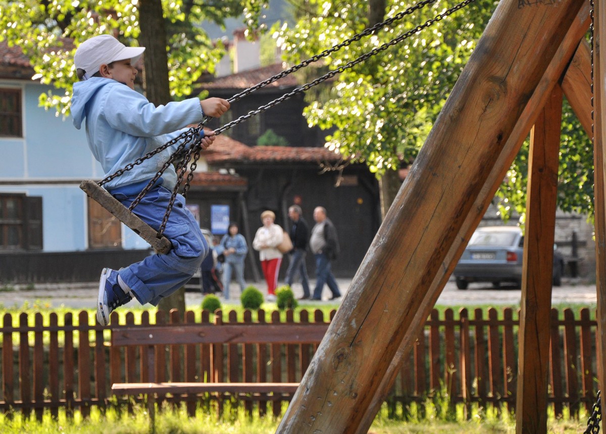 Teren przeznaczony do zabawy dla dzieci to jedna z ważniejszych rzeczy, na którą zwracają uwagę rodzice kupujący mieszkanie