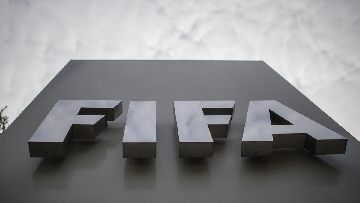 Trzech dużych sponsorów potwierdziło dziennikowi "Daily Telegraph" odrzucenie możliwości podpisania nowych kontraktów z Międzynarodową Federacją Piłki Nożnej (FIFA). Wcześniej identyczną decyzję podjęły dwie duże marki Sony i linie lotnicze Emirates.