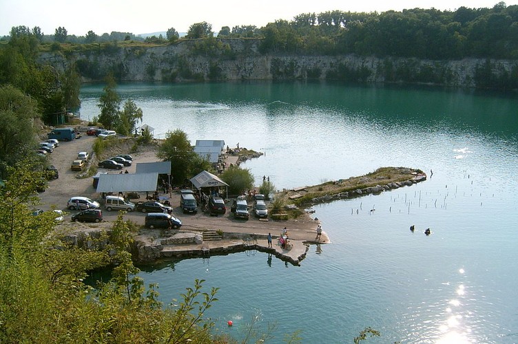 W Krakowie, w samym mieście, znajduje się zalew Zakrzówek, który powstał 24 lata temu po zalaniu starego kamieniołomu wapienia.  <br> W czasie II wojny światowej, gdy teren był wykorzystywany jako kamieniołom, od września 1940 r. do października 1941 r. pracował w nim Karol Wojtyła. <br>Dziś znajduje się tam centrum nurkowe, a w zalewie na głębokości 7-31 m pod wodą można oglądać dużego fiata, autobus, furgonetkę, łodzie oraz dawną przebieralnię po kąpielisku.  <br>
Znajduje się tam także granitowa tablica upamiętniająca Karola Wojtyłę. Dzięki pionowym wapiennym ścianom i dobrej przejrzystości wody zalew ten jest jednym z atrakcyjniejszych nurkowisk w Polsce. <br>
Zalana kopalnia wapienia w Zakrzówku w Krakowie, 2007  Zdjęcie: Rj1979