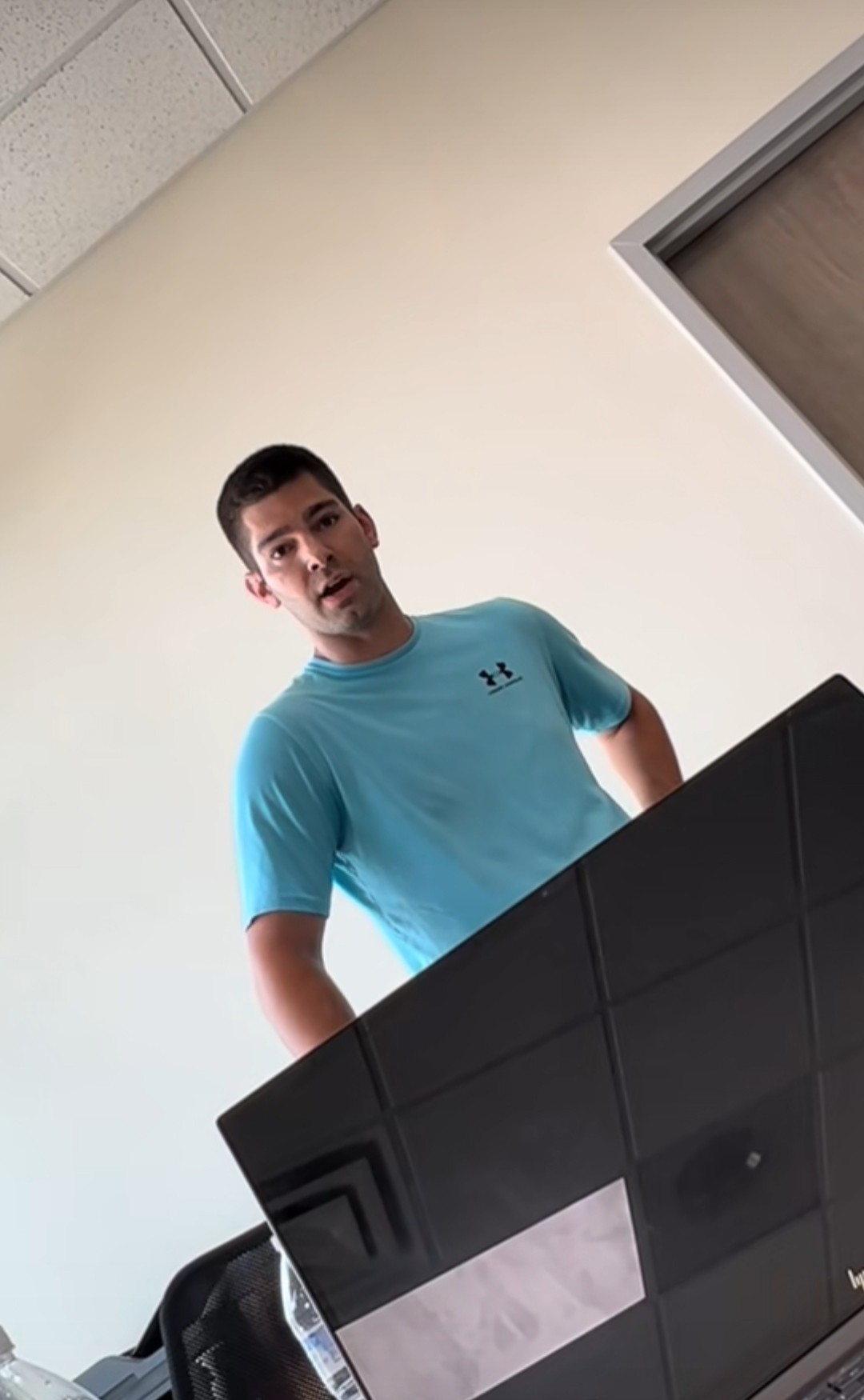 Manžel Maceon elektrikárovi rýchlo vysvetlil, kde je jeho miesto.