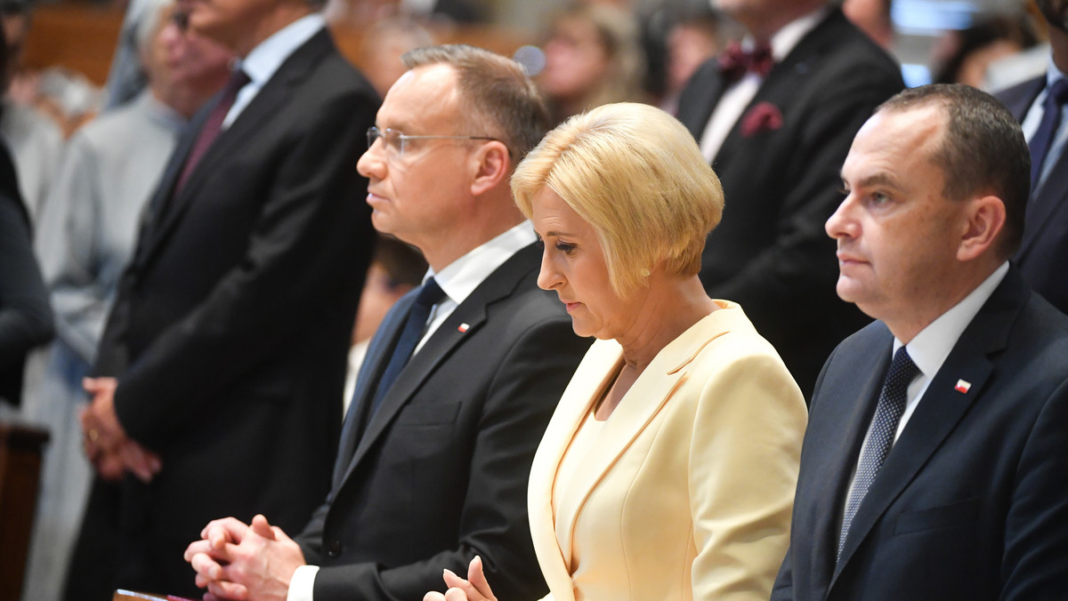 Prezydent Andrzej Duda z małżonką Agatą Kornhauser-Dudą uczestniczyli w poniedziałek w uroczystej mszy w bazylice Świętego Piotra w 45. rocznicę wyboru św. Jana Pawła II. Liturgii przewodniczył szef Konferencji Episkopatu Polski arcybiskup Stanisław Gądecki.