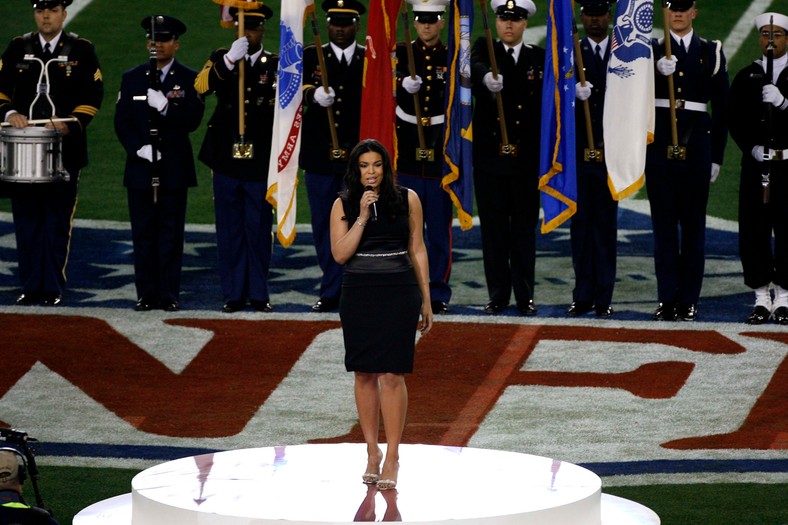 Jordin Sparks, zwyciężczyźni amerykańskiego Idola, śpiewa przed rozpoczęciem finału Super Bowl na stadionie University of Phoenix Stadium in Glendale w 2010 roku