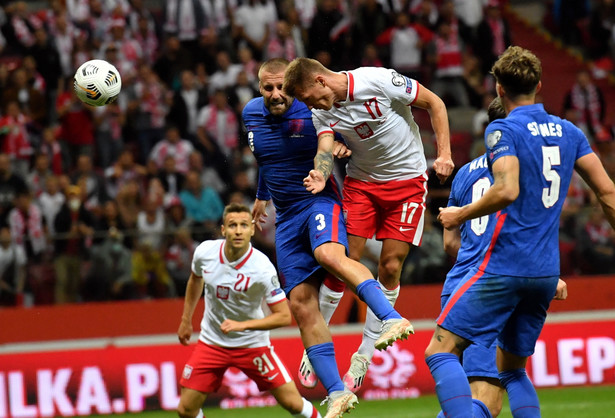 Piłkarze reprezentacji Polski Przemysław Frankowski (L) i Damian Szymański (C) oraz Luke Shaw (2L), Harry Maguire (2P) i John Stones (P) z Anglii podczas meczu eliminacyjnego do mistrzostw świata 2022